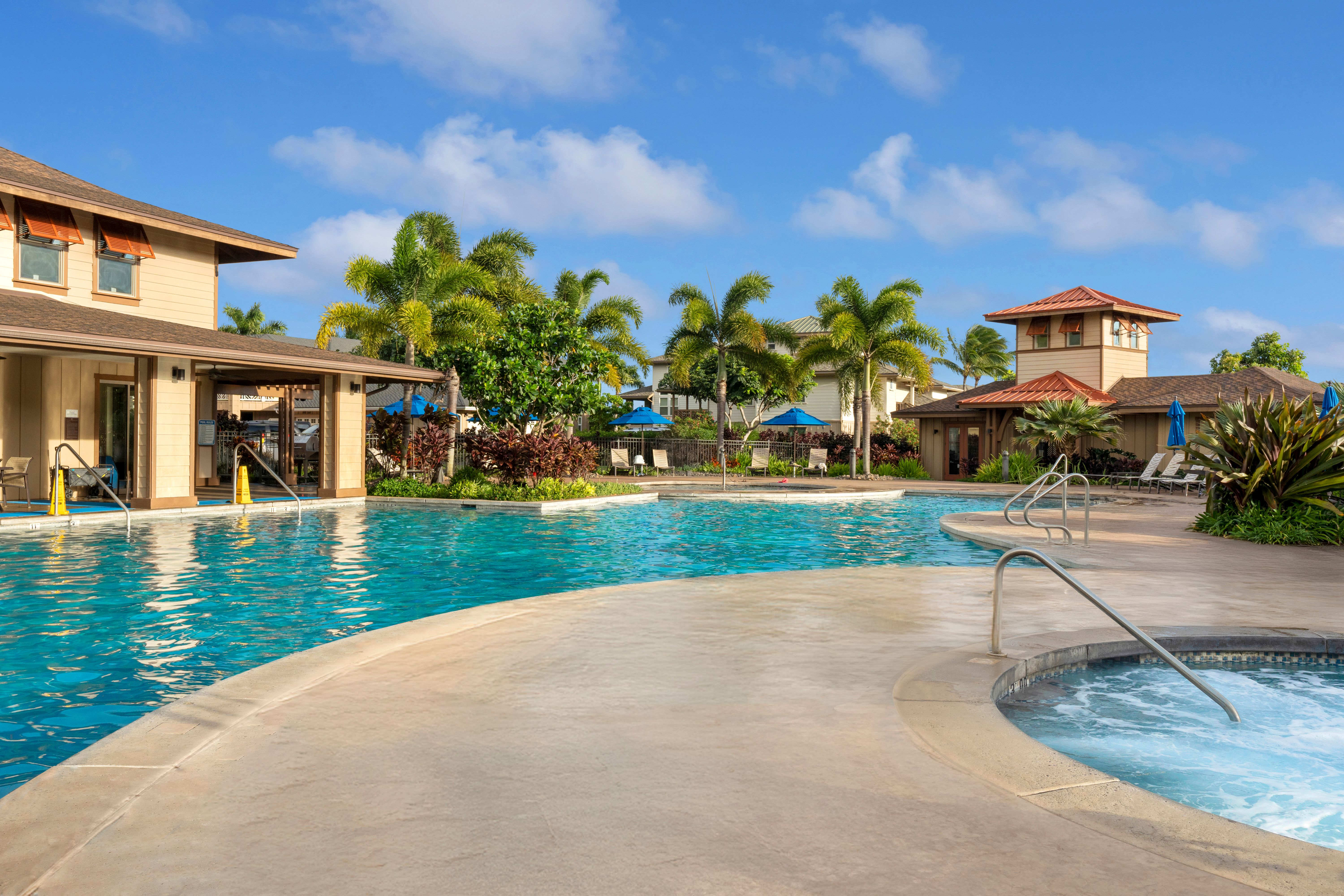 Pili Mai community pool and hot tub